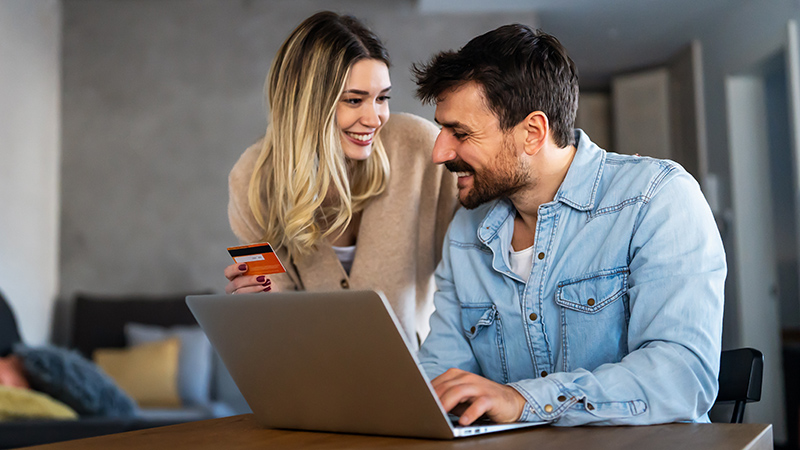 consumidor comprando on line